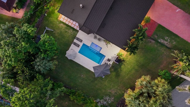 Building Photo - 612 Montezuma Dr