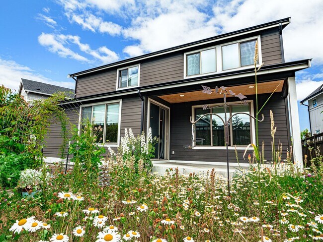 Building Photo - Stunning Ten Trails Home for Rent! 5 bedro...