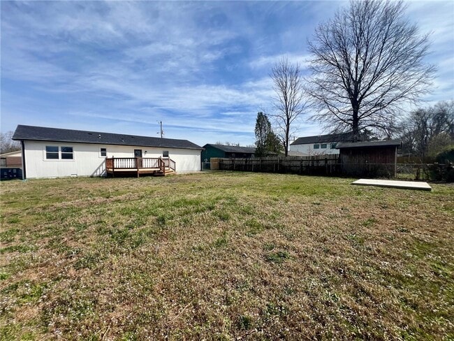 Building Photo - 902 SE G St