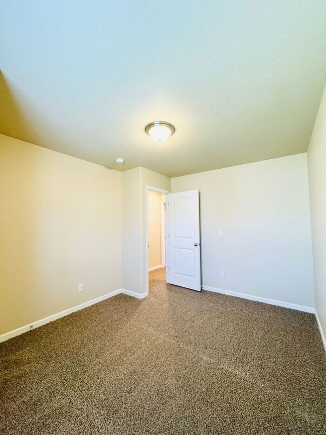 Building Photo - Spacious Ranch Style Home with 3 Bedrooms ...
