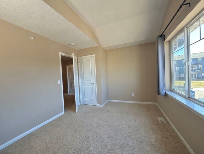 Building Photo - Rare 4 Bedroom End Unit Townhome in The Beautiful Stonemill Farms of Woodbury