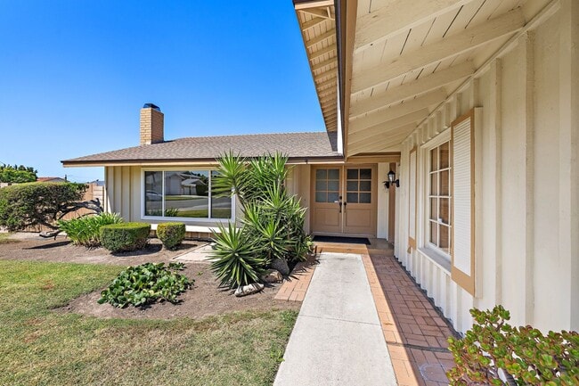 Building Photo - Spacious Home on Corner Lot!