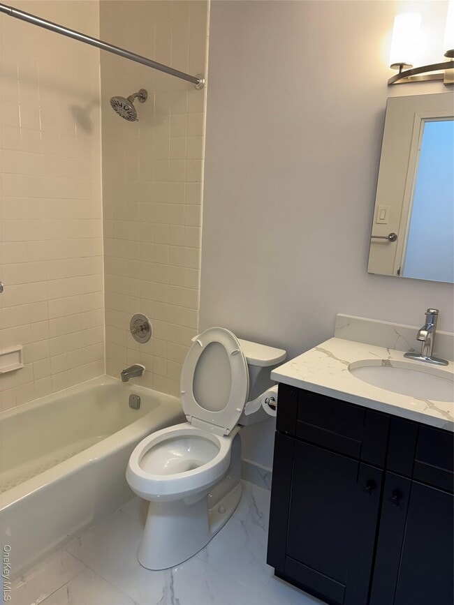 Building Photo - 2 Bay Club Dr