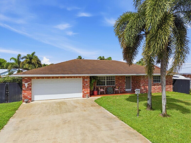 Building Photo - 6611 Venetian Dr