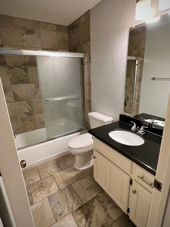 Building Photo - Updated condo at Cobblestone, closet to Campus!