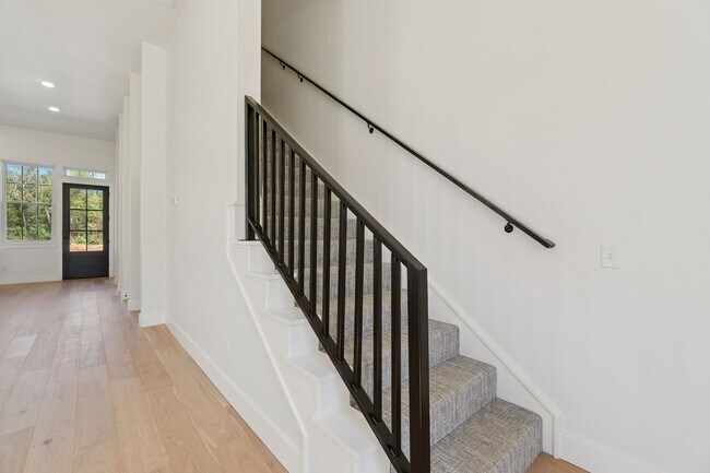 Building Photo - Townhome 2 bed 2.5 bath "The Mid-Mod" in the Heart of Selah