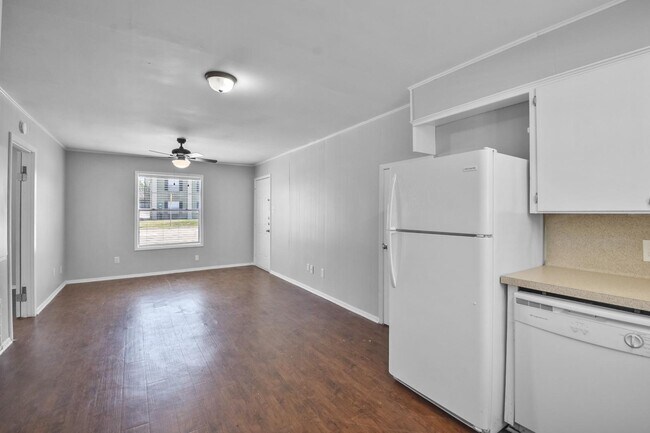 Building Photo - 1510 Broadmoor Dr