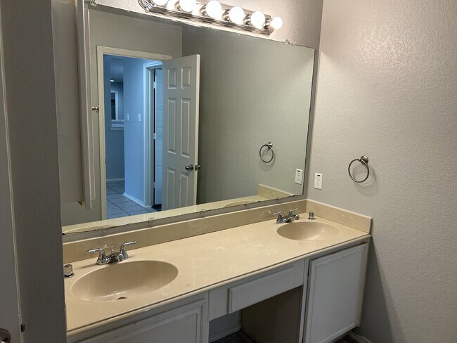 Building Photo - $2095 North Fort Worth! FRESH RENOVATIONS,...