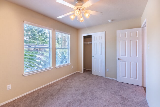 Building Photo - 3 Bedroom, 2 Bath, Single Story Home in Highland Park