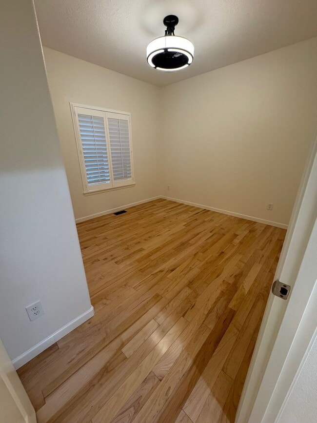 Building Photo - 3 Bedroom 2 Bath at Astoria