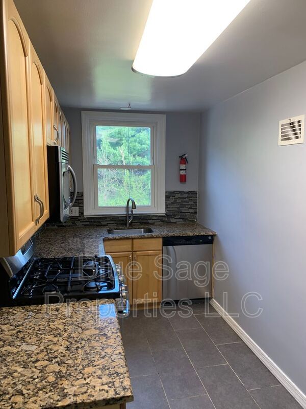 Building Photo - 2203 Bond Ave