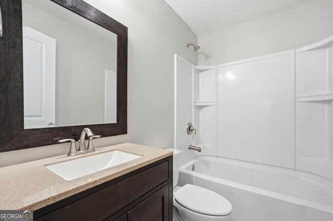 Building Photo - 250 Maple St