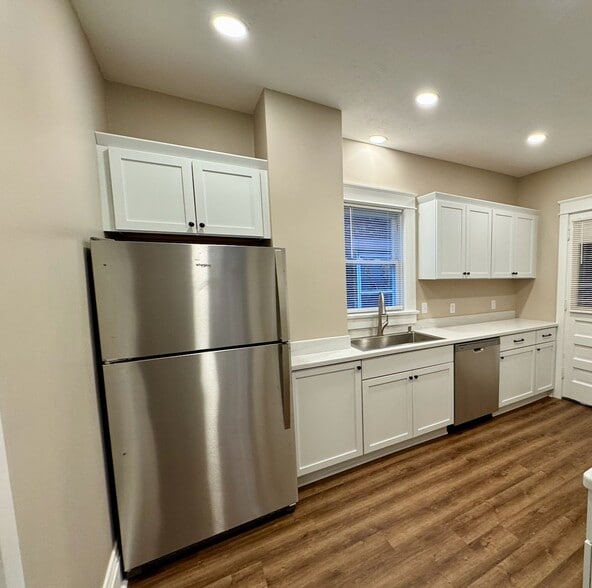 Building Photo - 1026 W 7th St