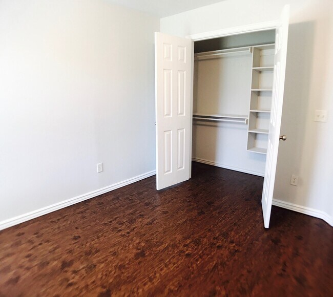 Building Photo - Large 4BD 3BA home located in a great Norm...