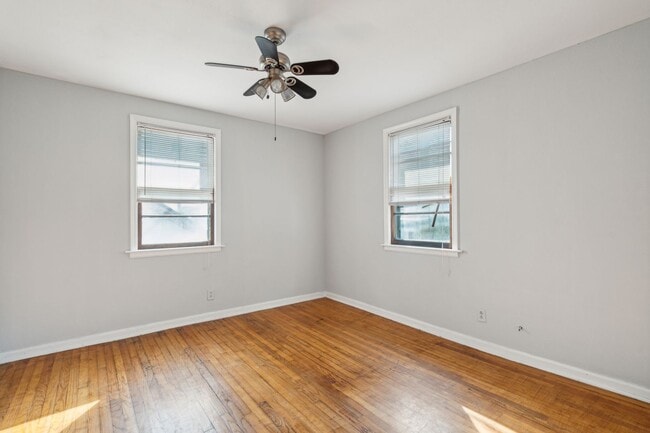 Building Photo - Quaint One BR Frog Rental - Steps from Park Circle with Private Yard!