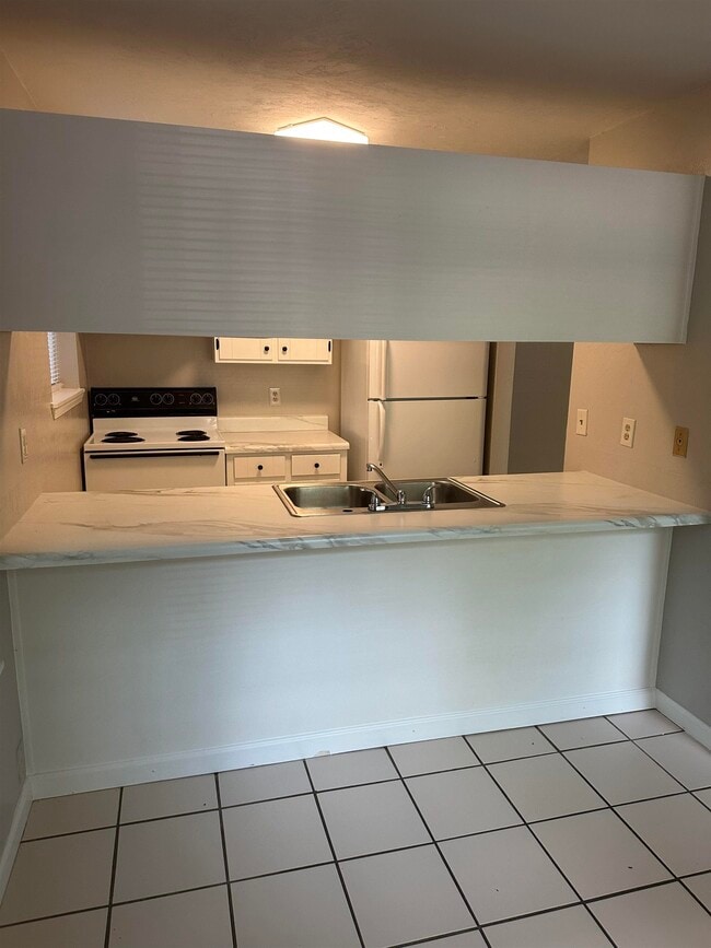 Building Photo - 1830 Sylvan Ct