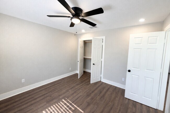 Building Photo - 5105 Oak Ave