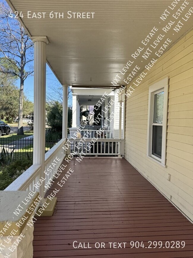 Building Photo - 424 E 6th St