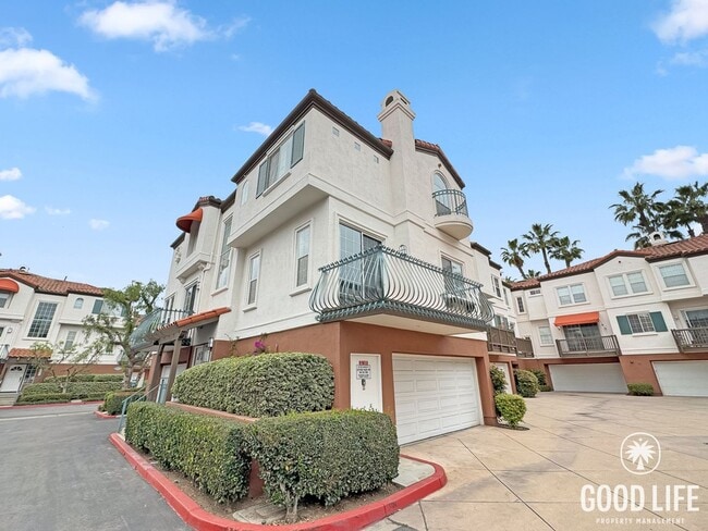 Building Photo - Bright 2Bd/2.5Ba End Unit w/Water/Sewer/Trash Included In Prestigious Tustin Community!