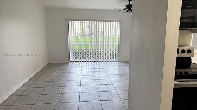 Building Photo - 10389 N Kendall Dr