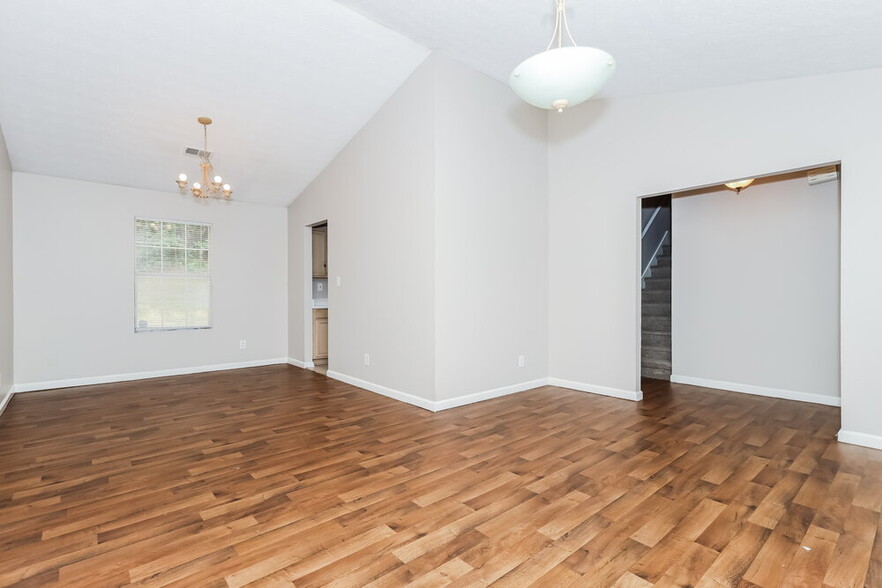 Building Photo - 1507 Tunbridge Wells Crescent