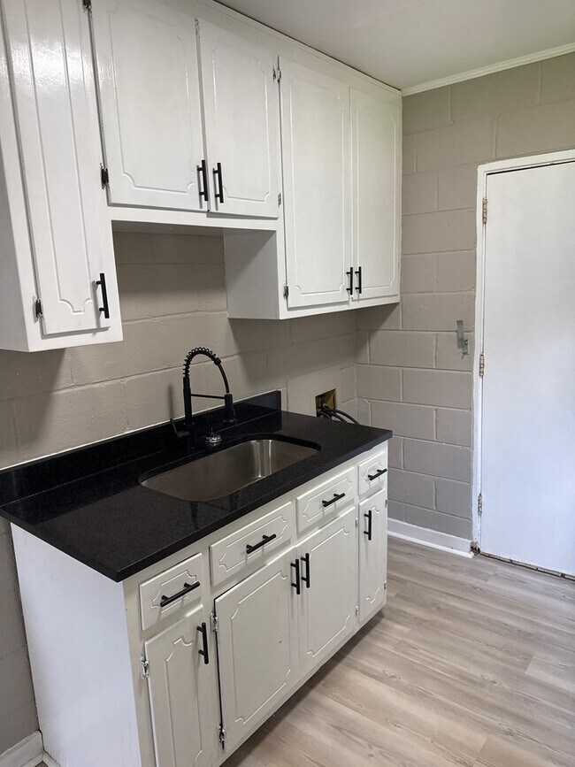 Building Photo - 2 Bed 1 Bath Apartment
