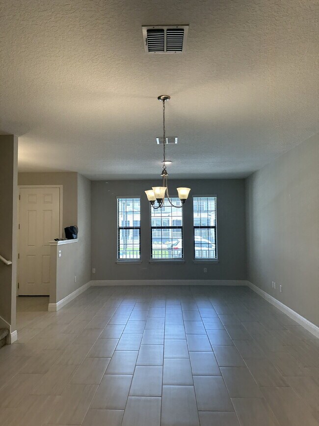 Building Photo - Stylish 3-Bedroom Townhouse with 2.5 Baths...