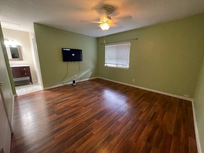 Building Photo - 710 Raymond Cir