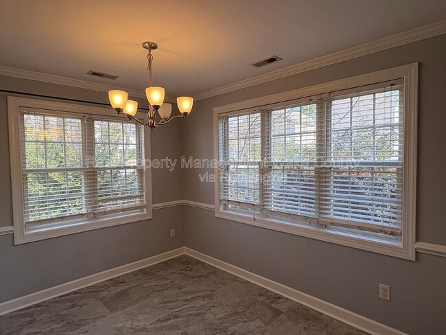 Building Photo - 828 Shackleton Rd