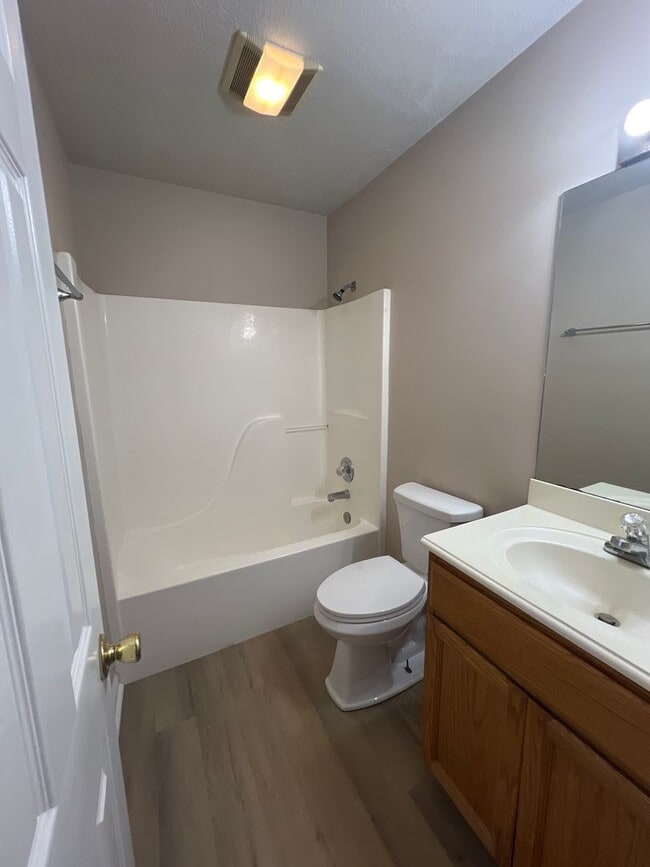 Building Photo - 2 bedroom 2 bath Duplex for lease right off common street