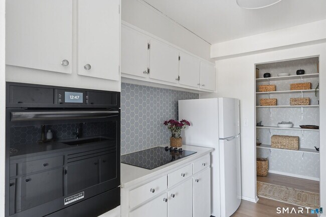 Building Photo - 887 Farmington Ave