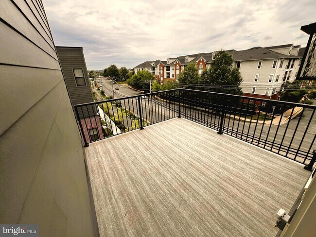 Building Photo - 4989 Eisenhower Ave