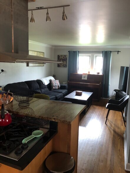 Living room - 1571 Whitcomb Ave