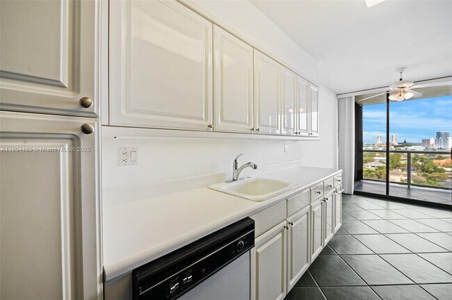 Building Photo - 3600 Yacht Club Dr