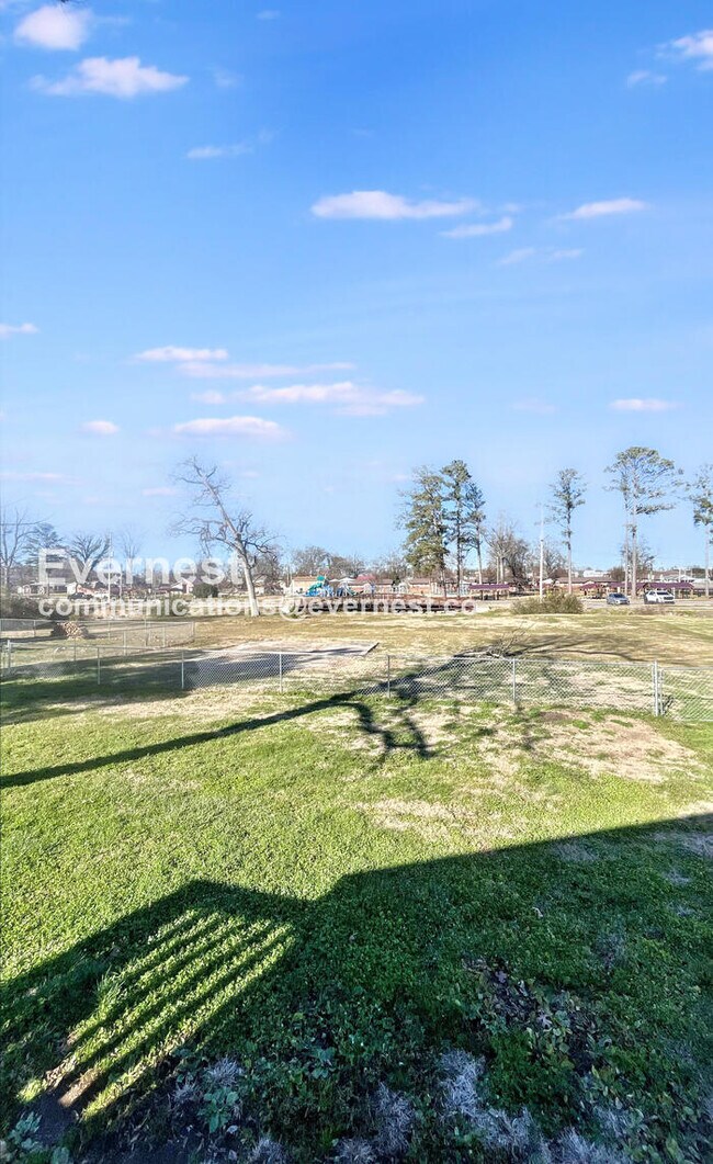 Building Photo - 15 Walker Ave