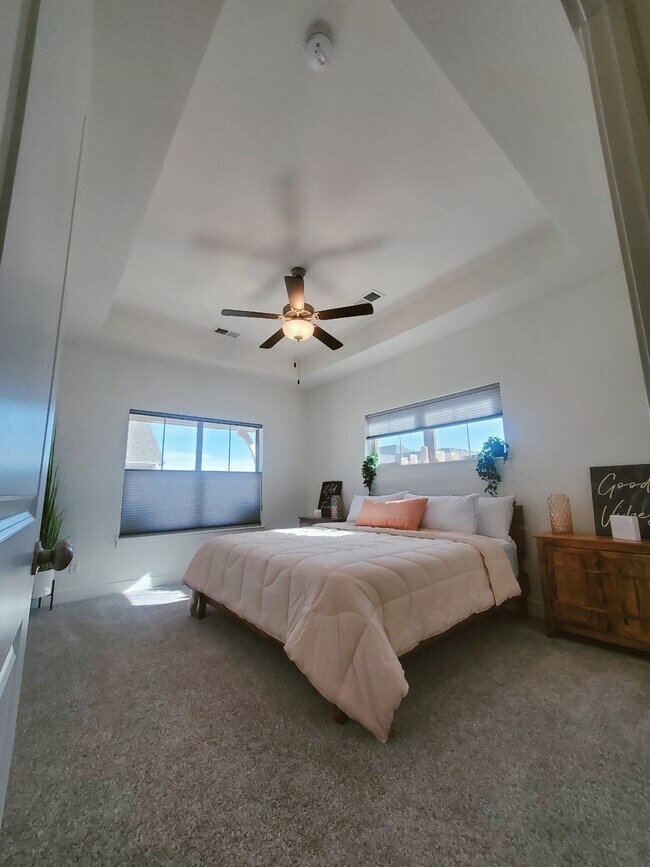 Master bedroom - 4672 Hahns Peak Dr