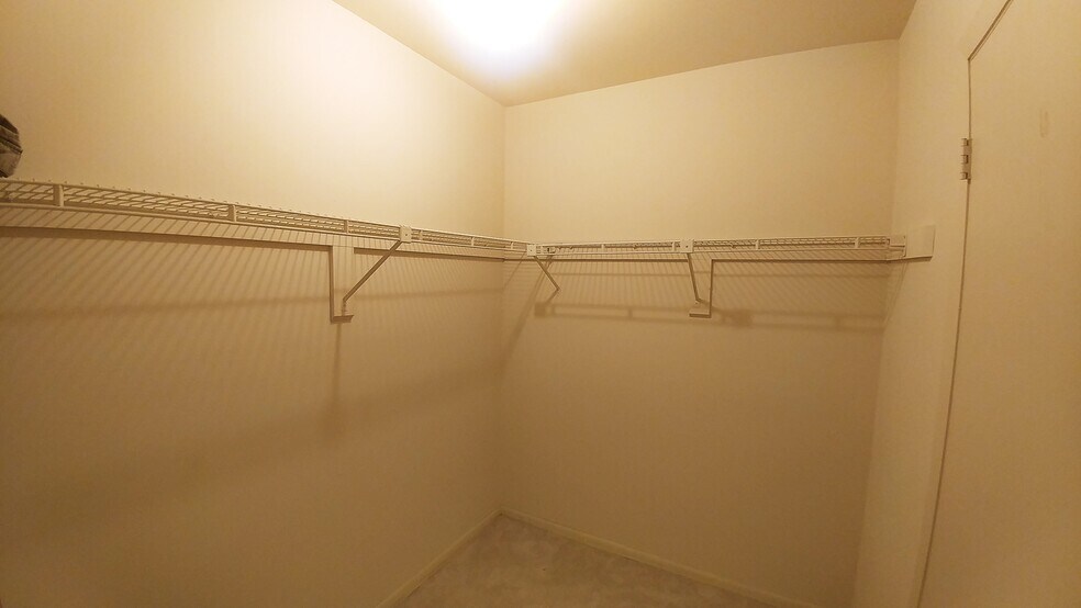 Walking closet - masterbedroom - 6903 Jones View Dr