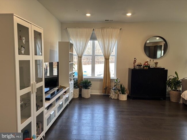 Building Photo - 983 Skylar Ct.