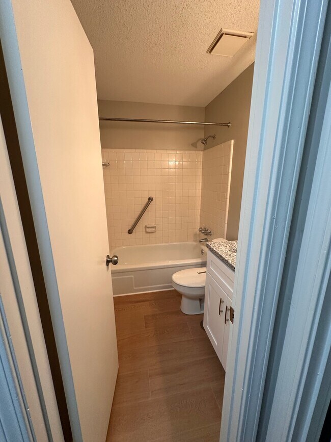Building Photo - 102 Briarview Cir