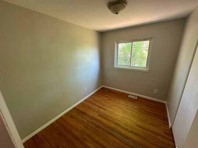 Building Photo - Awesome Eastpointe Ranch with finished basement