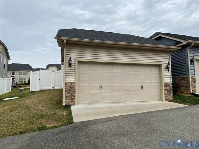 Building Photo - 16621 Thornapple Run