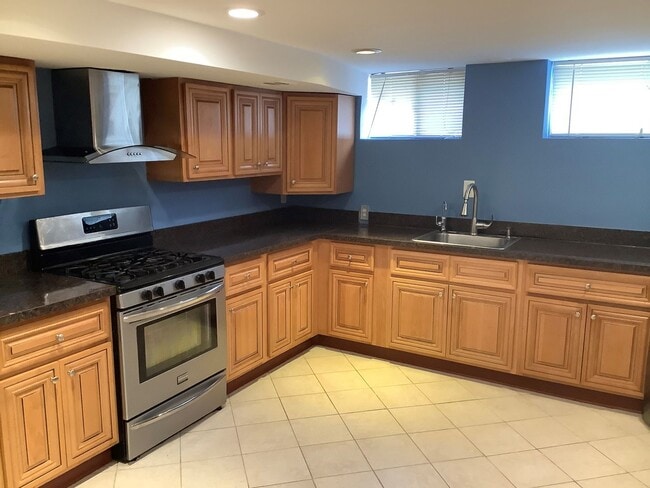 Building Photo - SPACIOUS SINGLE FAMILY HOME FOR RENT