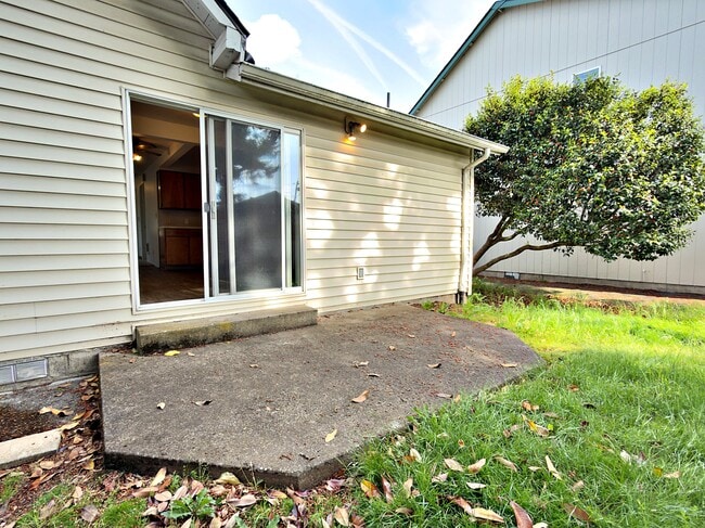 Building Photo - 905 NE 94th Ave