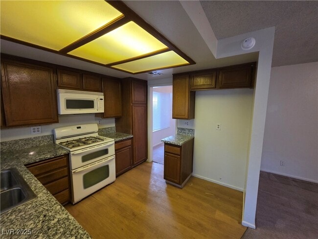 Building Photo - 321 S Bent Creek Dr