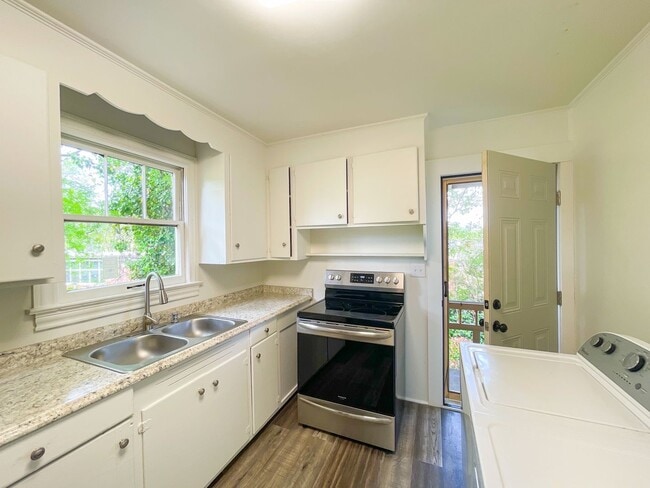Building Photo - 110-116 Dobbs St - Unit 116