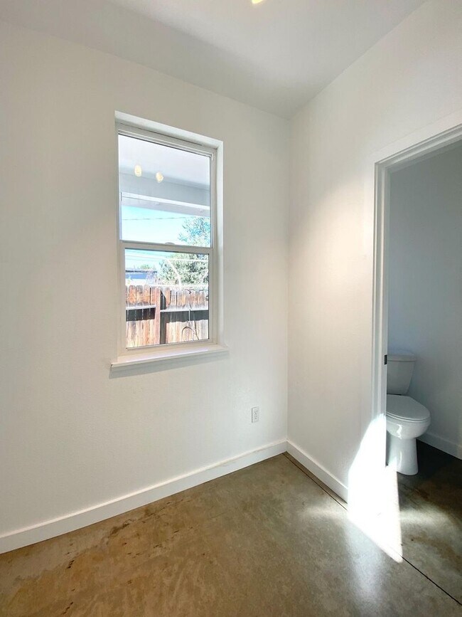 Building Photo - 446 Roberts St