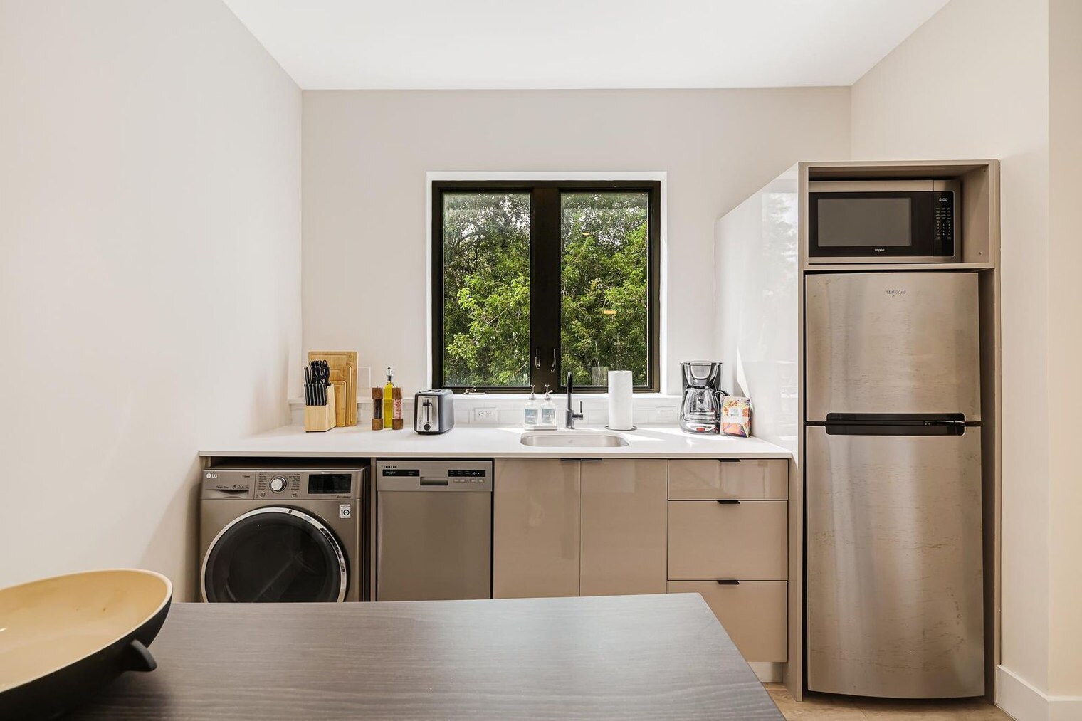 Building Photo - 3031 NE 4th Ave