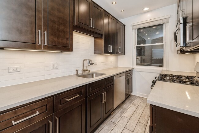 Building Photo - 1327 W Addison St