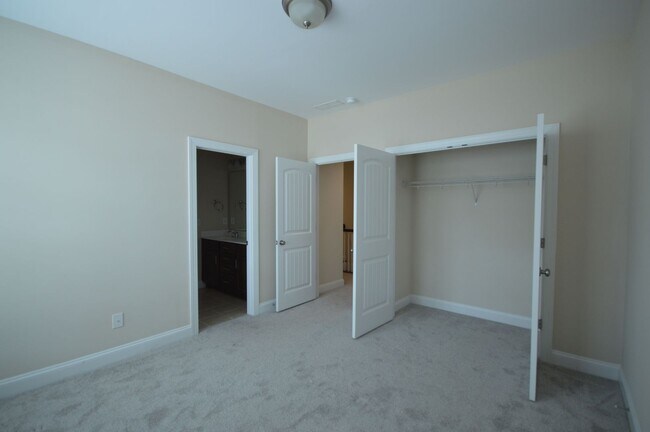 Building Photo - 542 Finnbar Dr