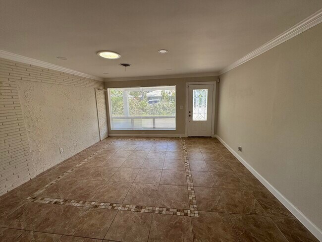 Building Photo - 349 NE 31st St